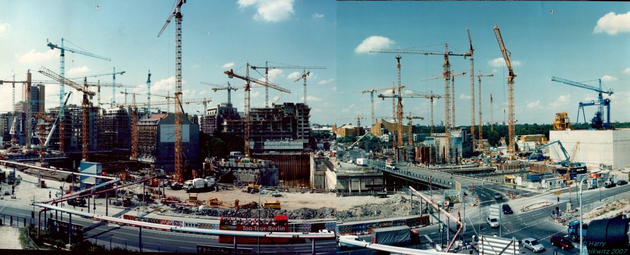 Panorama vom Potsdamerplatz mit über 40 Baukranen